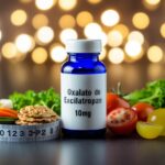 Uma garrafa de oxalato de excilatropan 10mg cercada por alimentos saudáveis e uma fita métrica