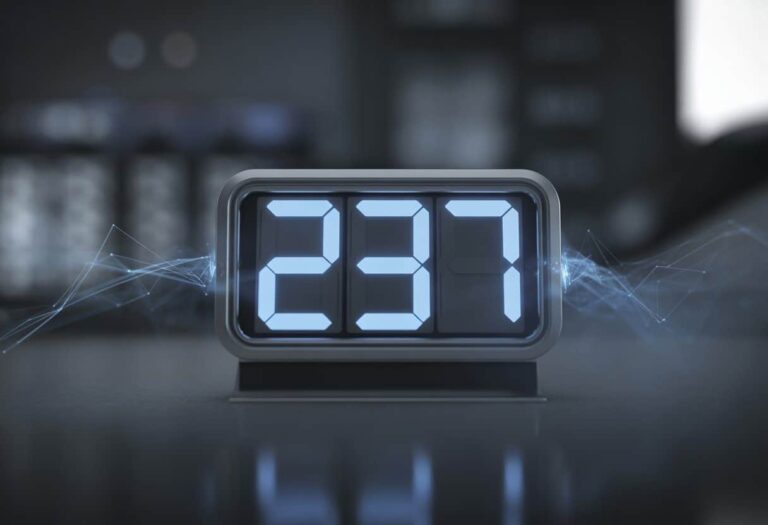 Um mostrador digital moderno exibindo o número 237 em dígitos azuis brilhantes com um fundo escuro e elementos gráficos sutis ao redor.