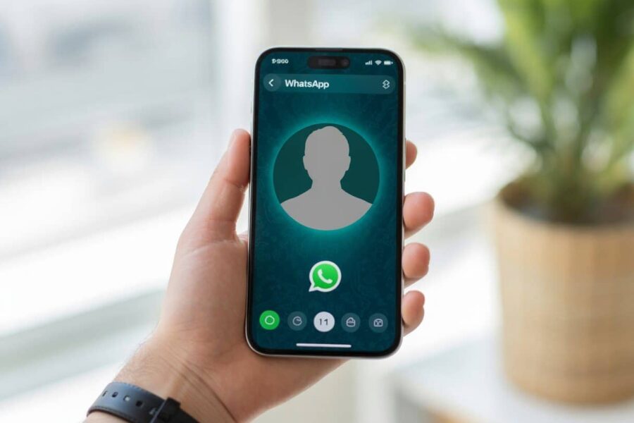 Uma mão segurando um smartphone que mostra a tela do WhatsApp com o espaço do perfil vazio, sem foto.