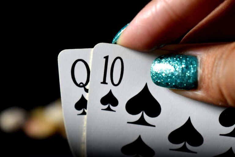 Falta de Planejamento e Gestão de Banca Um dos erros mais comuns entre apostadores é não definir um plano claro antes de começar. Muitos entram no universo das apostas esportivas pensando mais na emoção do que na racionalidade, o que pode gerar prejuízos consideráveis. Controlar corretamente o valor investido a cada aposta é essencial para manter a sustentabilidade a longo prazo. A gestão da banca é o ponto de partida para qualquer apostador responsável. Isso significa definir quanto capital será destinado exclusivamente às apostas, dividindo esse valor em unidades menores, e seguindo critérios rígidos sobre quanto apostar em cada evento esportivo. Apostar impulsivamente, sem considerar o tamanho da banca, pode levar a perdas irreversíveis.