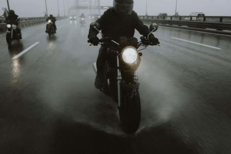 Estilos de pilotagem em moto e o impacto no veículo