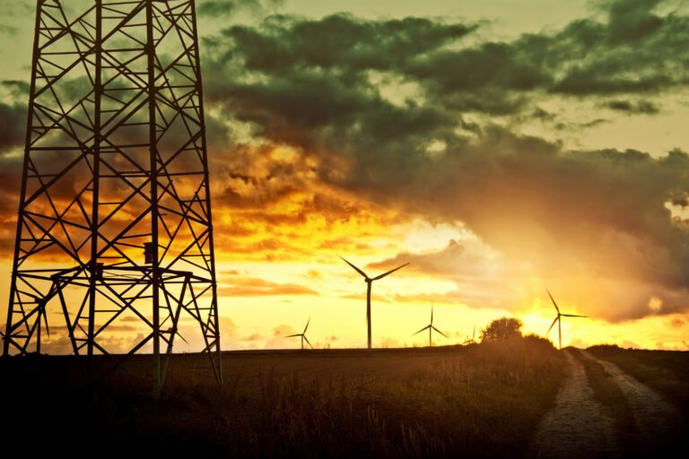 Geração de energia elétrica híbrida: integrando fontes renováveis, plantas de geração a diesel e armazenamento em baterias