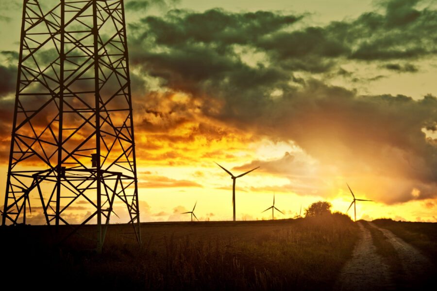 Geração de energia elétrica híbrida: integrando fontes renováveis, plantas de geração a diesel e armazenamento em baterias